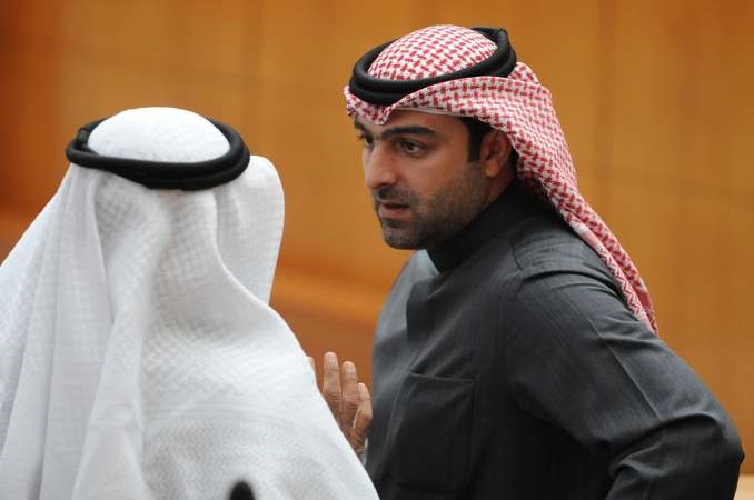 ياسر ابل في حديث مع احد النواب﻿