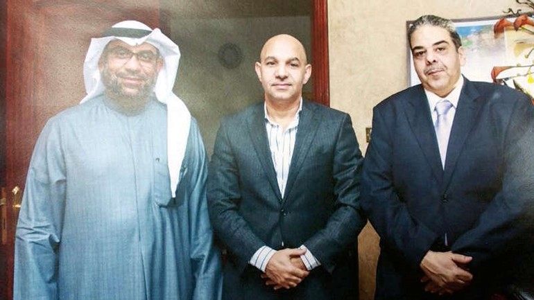 جمال فيصل مع المشاركين في توقيع الاتفاقية﻿