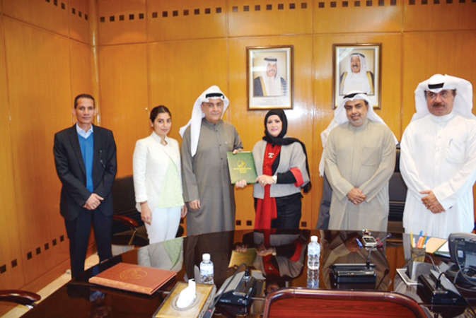 نبيلة الخليل بعد توقيع العقد مع ممثل الشركة﻿