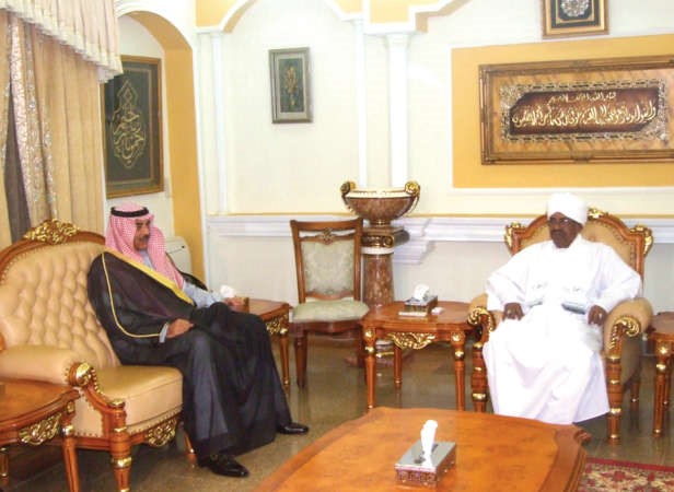 الرئيس السوداني عمر البشير مستقبلا الشيخ صباح الخالد﻿