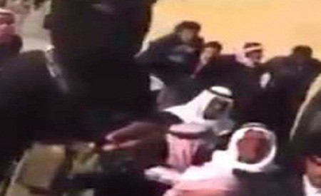 بالفيديو.. خطيب داعشي جاهل يخطب بجموع سوريين باكياً ويرتكب 5 أخطاء بآية قرآنية