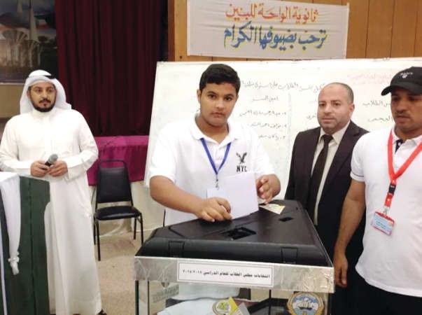 طالب يدلي بصوته