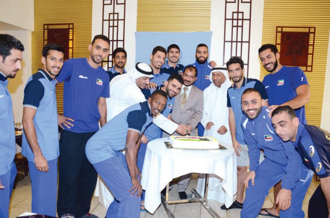 اعضاء منتخب الكويت وكمال حسين يقطعون كيكة الاحتفال مع الفريق