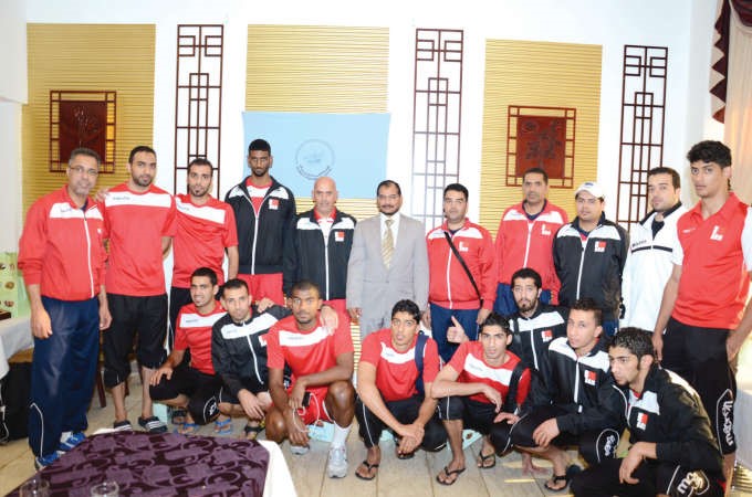 كمال حسين ومحمد كاظم يتوسطان منتخب البحرين في لقطة تذكارية