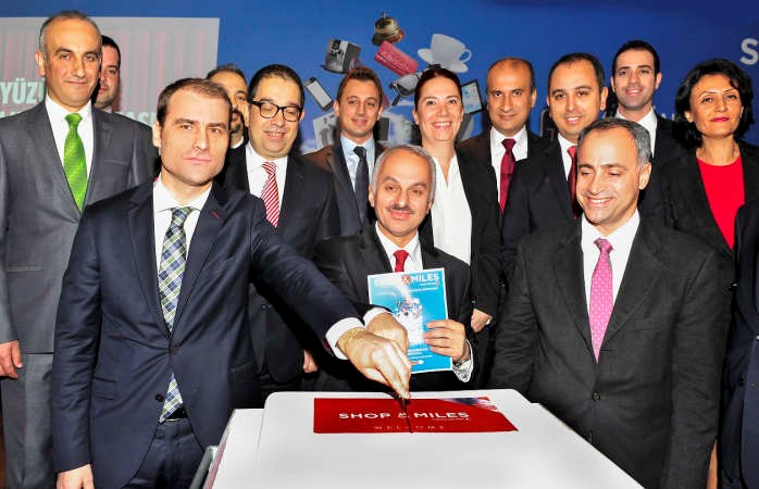 تيميل كوتيل واعضاء الخطوط الجوية التركية خلال تقطيع كيكة الاحتفال ﻿