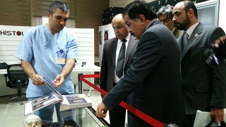  ويستمع لشرح من احد الفنيين في احدى الادارات الامنية﻿