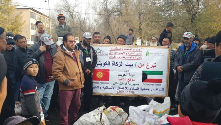 د نبيل العون مع عدد من اهل الخير خلال توزيع فحم التدفئة على الاسر الفقيرة في قيرغيزستان ﻿