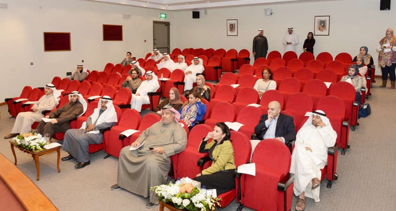دناجي المطيري في مقدمة الحضور خلال الملتقى ﻿