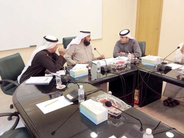 م مانع العجمي مترئسا الاجتماع 