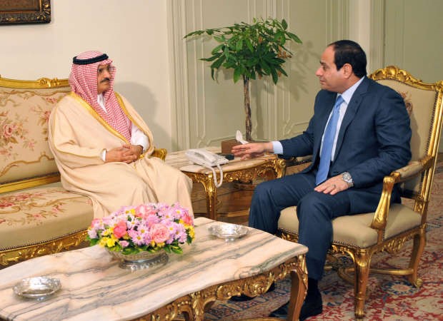 الرئيس المصري عبدالفتاح السيسي مستقبلا رئيس الاستخبارات السعودية الامير خالد بن بندر بن عبدالعزيز في القاهرة اول من امس افپ
