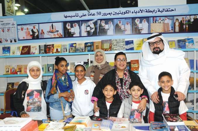 الاعلامية امل عبدالله وانوار التنيب تتوسطان عددا من زوار جناح رابطة الادباء	انور الكندري﻿