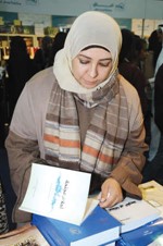 الزميلة الكاتبة انوار التنيب خلال توقيعها لـ احلام مجنحة﻿