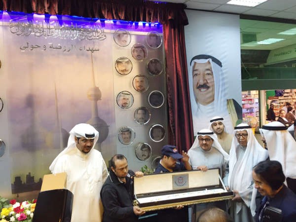 علي الرومي مكرما احد اعضاء طاقم رحلة الامل﻿