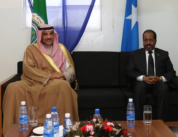 الرئيس الصومالي حسن شيخ محمود مستقبلا الشيخ صباح الخالد