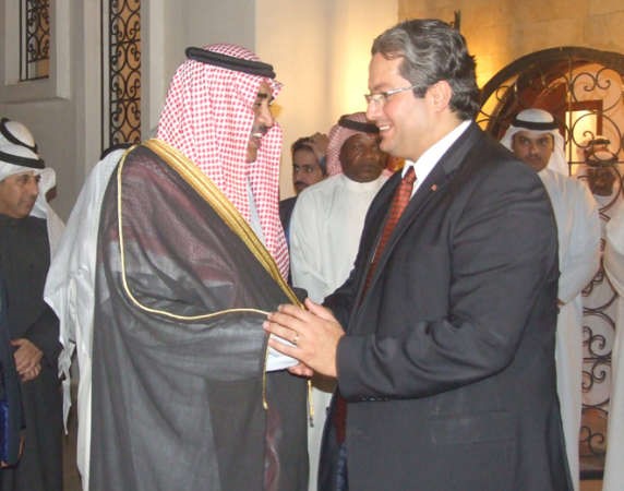 السفير طلال منصور الهاجري مستقبلا الخالد لدى وصوله الى السودان﻿