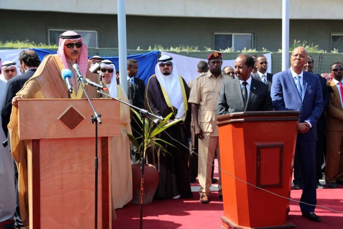 الشيخ صباح الخالد خلال المؤتمر الصحافي المشترك مع الرئيس الصومالي حسين شيخ محمود﻿