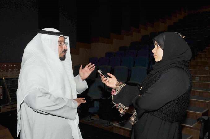 د سلطان الدويش متحدثا الى الزميلة اميرة عزامقاسم باشا﻿
