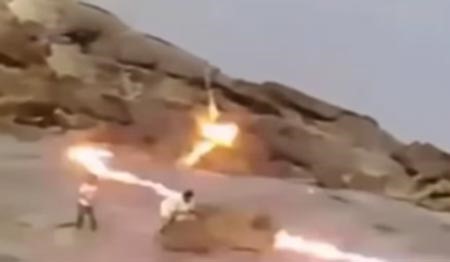 بالفيديو.. نجاة أب ونجليه من صاعقة رعدية تركت ألسنة لهب في السعودية