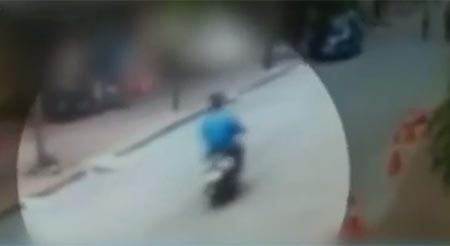 بالفيديو.. مسن يقفز منتحراً فيسقط على سائق دراجة فيقتله