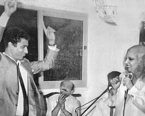 أحمد زكي يرقص أمام صباح في صورة نادرة