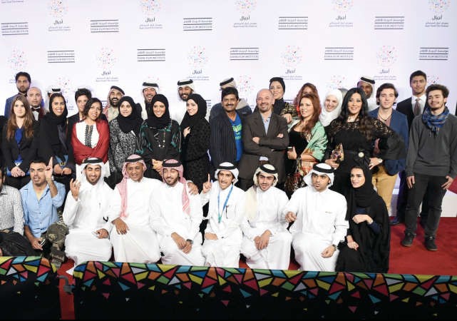 مدير المهرجان فاطمة الرميحي تتوسط صناع افلام صنع في قطر بعد اعلان صندوق الفيلم القطري﻿