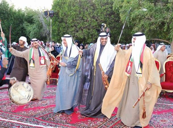 الشيخ محمد العبدالله والشيخ فيصل الحمود والسفير رحمة حسين الزعابي يشاركون في اداء العرضة﻿