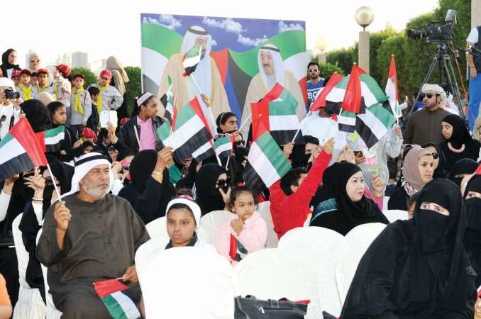 صور القادة واعلام البلدين حضرت بكثرة لترتفع في ايدي الحضور الشعبي الكبير خلال الاحتفال﻿