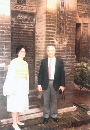 سهام ابو غزالة مع زوجها امام احد المساجد في الصين عام 1984﻿