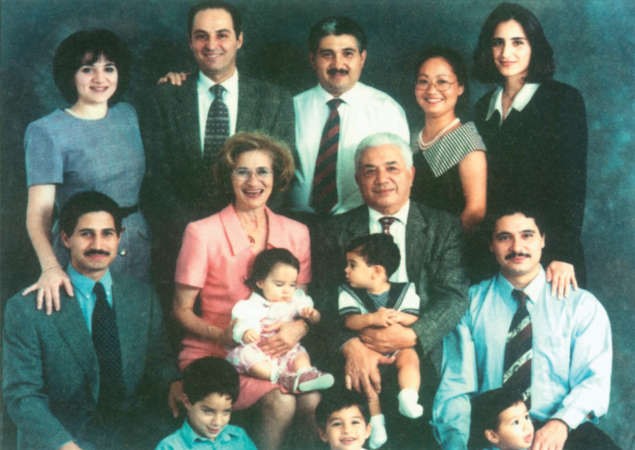 سهام ابوغزالة مع زوجها وعدد من الابناء والاحفاد عام 2001﻿