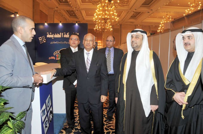 ويستمعون لشرح عن احد المشاريع المشاركة﻿