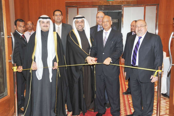 ديوسف الزلزلة والسفير المصري وسعود مراد يقصون شريط الافتتاح﻿