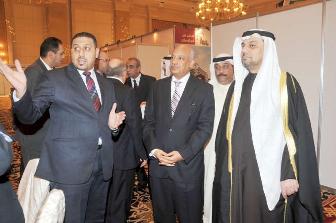 الزلزلة والسفير المصري يتابعان شرحا لاحد المشاريع ﻿
