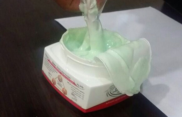 اصبع الحشيش بعد استخراجه من علبة الكريم