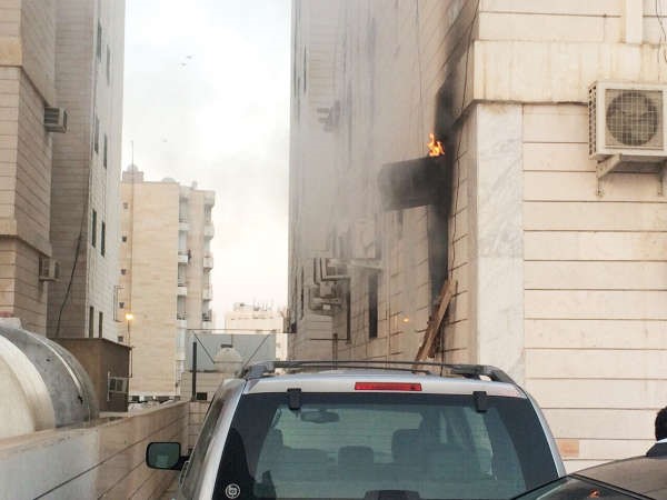 النيران تتصاعد من الدور الارضي قبل اخماد الحريق﻿