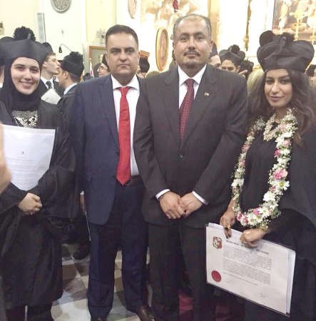 د عبدالرحمن الرضوان وحمد الفرهود مع خريجتين كويتيتين 