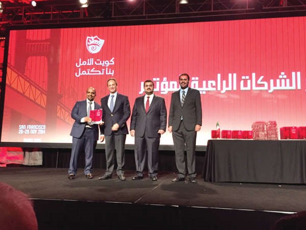 ضاري البدر يتسلم الدرع التذكارية المقدمة من قبل اللجنة المنظمة لمؤتمر اتحاد طلبة الكويت فرع الولايات المتحدة