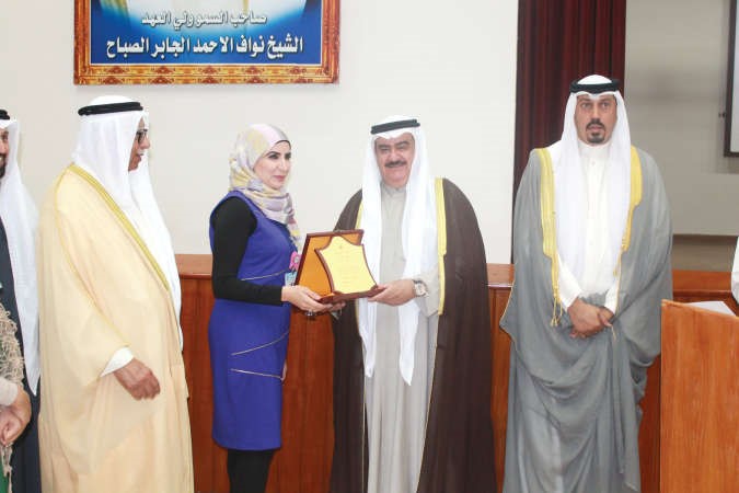 المحافظ الفريق م ثابت المهنا يقدم درعا تكريمية للدكتورة شيماء نظر