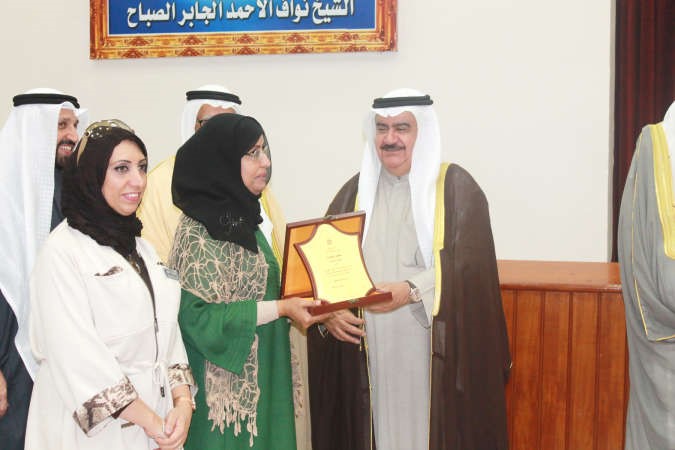 المحافظ مكرما عزيزة الشمري وفاطمة الراشد