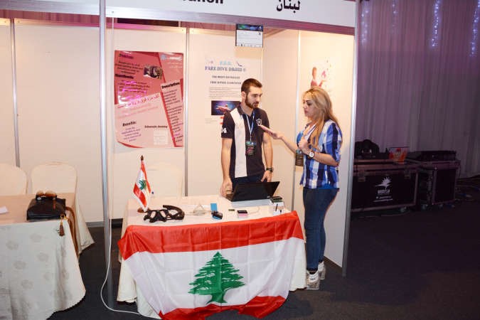 احد المشاركين يتحدث للزميلة دانيا شومان﻿