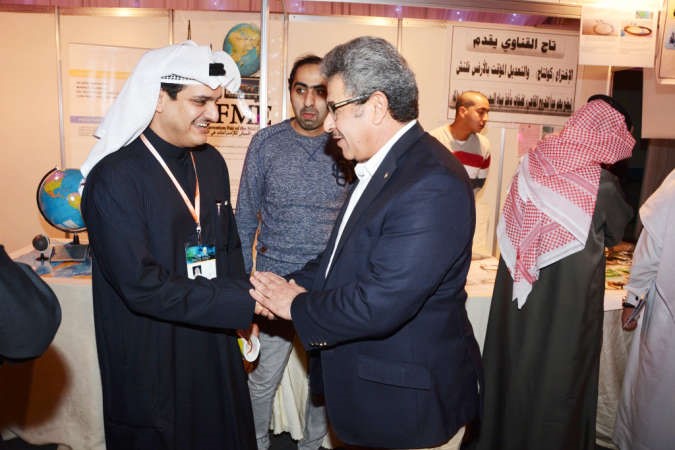 م اياد الخرافي ومجبل المطوع في جولة بالمعرض﻿