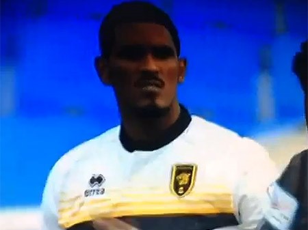بالفيديو.. لاعب سعودي يباغت زميله "ببصقة طائرة" في الدوري السعودي