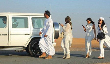 بالفيديو والصور.. كيم كارداشيان ارادت قيادة السيارة في صحراء دبي.. فغرزت في الكثبان الرملية