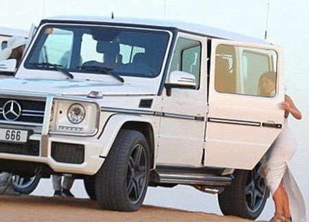 بالفيديو والصور.. كيم كارداشيان ارادت قيادة السيارة في صحراء دبي.. فغرزت في الكثبان الرملية