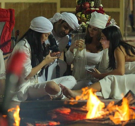 بالفيديو والصور.. كيم كارداشيان ارادت قيادة السيارة في صحراء دبي.. فغرزت في الكثبان الرملية
