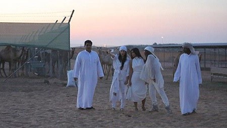 بالفيديو والصور.. كيم كارداشيان ارادت قيادة السيارة في صحراء دبي.. فغرزت في الكثبان الرملية