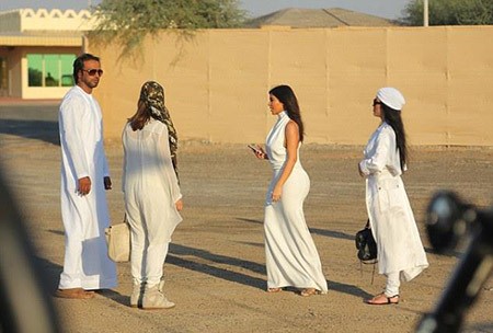 بالفيديو والصور.. كيم كارداشيان ارادت قيادة السيارة في صحراء دبي.. فغرزت في الكثبان الرملية