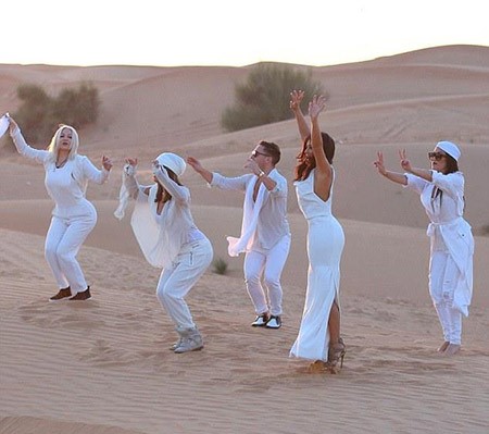 بالفيديو والصور.. كيم كارداشيان ارادت قيادة السيارة في صحراء دبي.. فغرزت في الكثبان الرملية