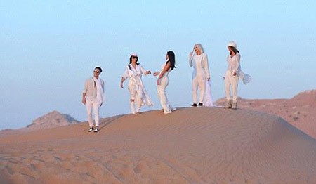 بالفيديو والصور.. كيم كارداشيان ارادت قيادة السيارة في صحراء دبي.. فغرزت في الكثبان الرملية