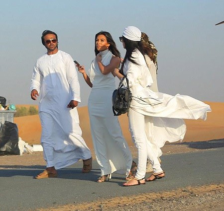 بالفيديو والصور.. كيم كارداشيان ارادت قيادة السيارة في صحراء دبي.. فغرزت في الكثبان الرملية
