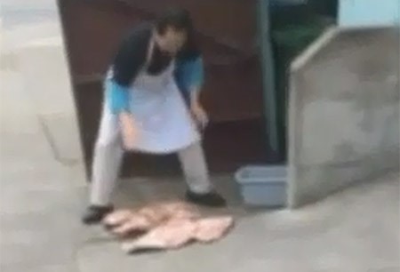 بالفيديو.. طريقة مقززة لفك اللحم المجمد في المطاعم